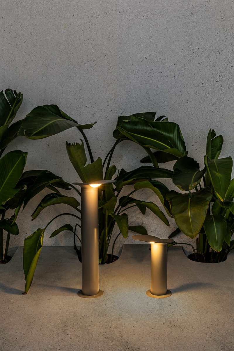 Lotus 65cm Sort pullerter Fra Faro Barcelona - Denne lampe er perfekt til at belyse gange og cirkulationsomr&aring;der, samtidig med at den fungerer som en dekorativ detalje.