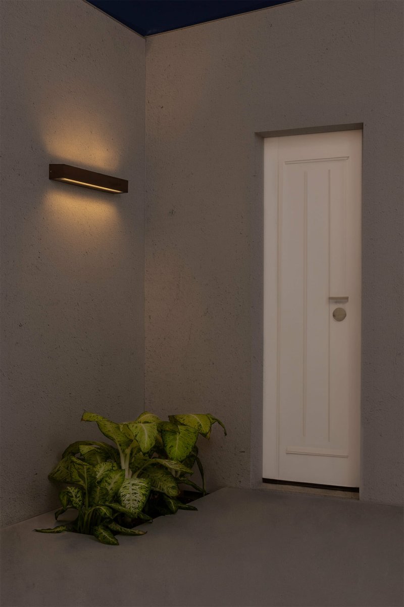 Doro Brun udendørslampe Fra Faro Barcelona - Med en effekt p&aring; 28W projicerer lyset fra begge sider og giver elegant og funktionel belysning til udend&oslash;rsmilj&oslash;er.