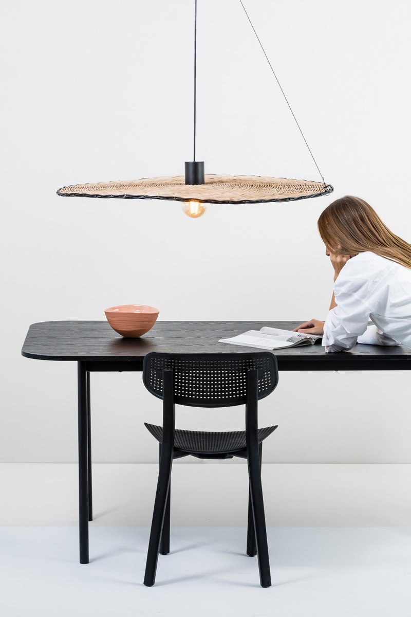 Costas Ø100 Natur loftslampe Fra Faro Barcelona - Med sin sk&aelig;rm i smuk rattan og en synlig lyskilde kombinerer designet et minimalistisk udtryk med en varm, middelhavsinspireret f&oslash;lelse.