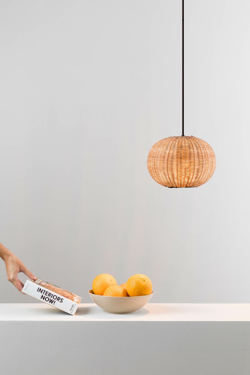 Haka Ø25 Natur loftslampe Fra Faro Barcelona - HAKA er en rund pendel i middelhavsstil med en smuk rattansk&aelig;rm, der spreder lyset p&aring; en stemningsfuld og dekorativ m&aring;de.