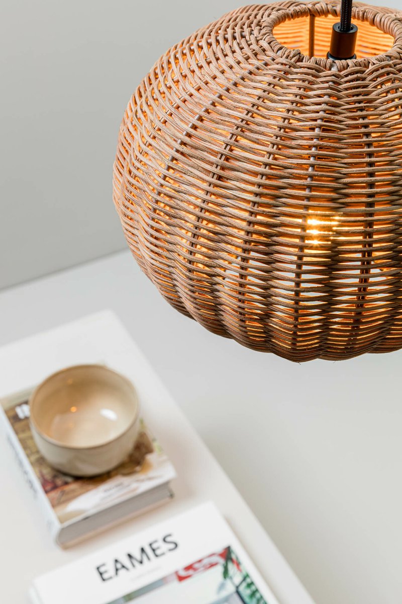 Haka Ø25 Natur loftslampe Fra Faro Barcelona - HAKA er en rund pendel i middelhavsstil med en smuk rattansk&aelig;rm, der spreder lyset p&aring; en stemningsfuld og dekorativ m&aring;de.