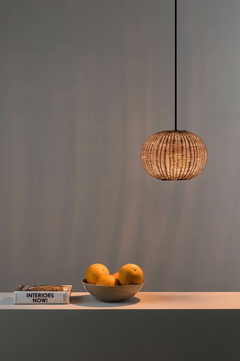 Haka Ø25 Natur loftslampe Fra Faro Barcelona - HAKA er en rund pendel i middelhavsstil med en smuk rattansk&aelig;rm, der spreder lyset p&aring; en stemningsfuld og dekorativ m&aring;de.