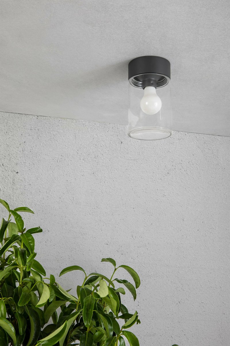 Kila Grå udendørslampe Fra Faro Barcelona - Kila er en udend&oslash;rslampe i aluminium og glas med et stilrent design, der fremh&aelig;ver den semi-transparente diffuser og den synlige lyskilde.