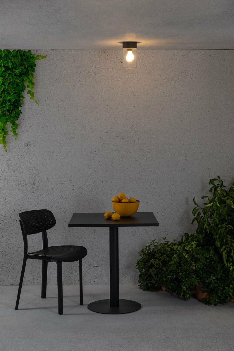Kila Grå udendørslampe Fra Faro Barcelona - Kila er en udend&oslash;rslampe i aluminium og glas med et stilrent design, der fremh&aelig;ver den semi-transparente diffuser og den synlige lyskilde.