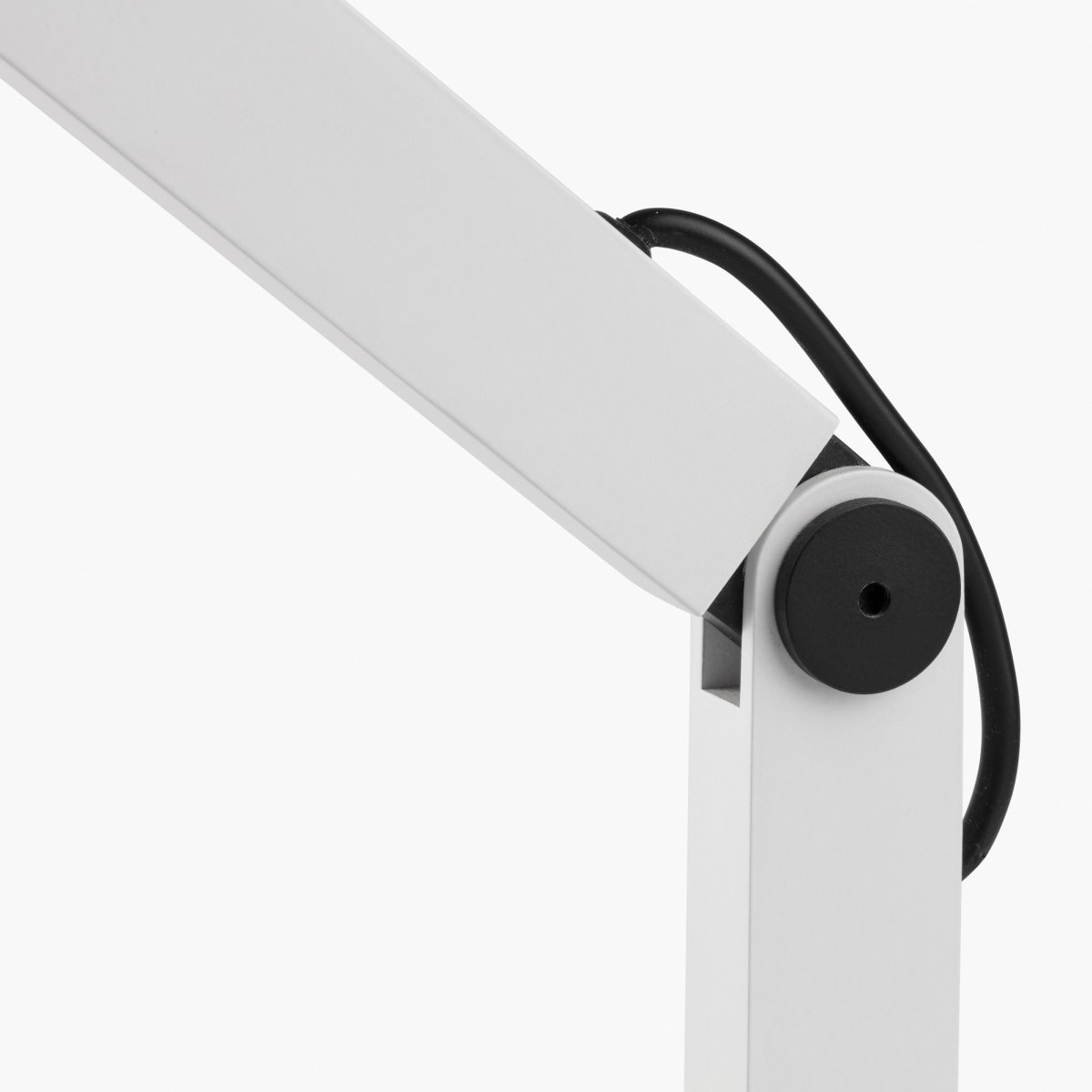 Inviting 86cm Hvid skrivebordslampe Fra Faro Barcelona - Lampehovedet kan justeres b&aring;de vandret og lodret, s&aring; det passer til dine behov, og lysstyrken og farvetemperaturen kan d&aelig;mpes.