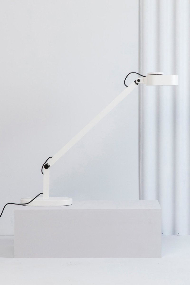 Inviting 86cm Hvid skrivebordslampe Fra Faro Barcelona - Lampehovedet kan justeres b&aring;de vandret og lodret, s&aring; det passer til dine behov, og lysstyrken og farvetemperaturen kan d&aelig;mpes.
