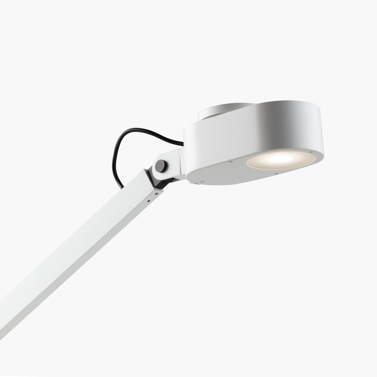 Inviting 86cm Hvid skrivebordslampe Fra Faro Barcelona - Lampehovedet kan justeres b&aring;de vandret og lodret, s&aring; det passer til dine behov, og lysstyrken og farvetemperaturen kan d&aelig;mpes.