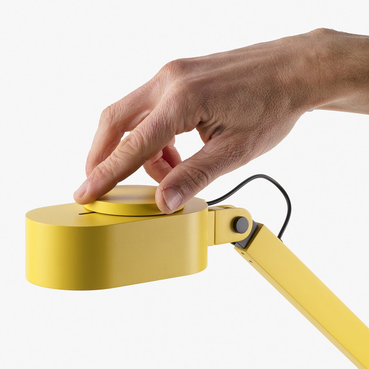 Inviting 86cm Gul skrivebordslampe Fra Faro Barcelona - Lampehovedet kan justeres b&aring;de vandret og lodret, s&aring; det passer til dine behov, og lysstyrken og farvetemperaturen kan d&aelig;mpes.