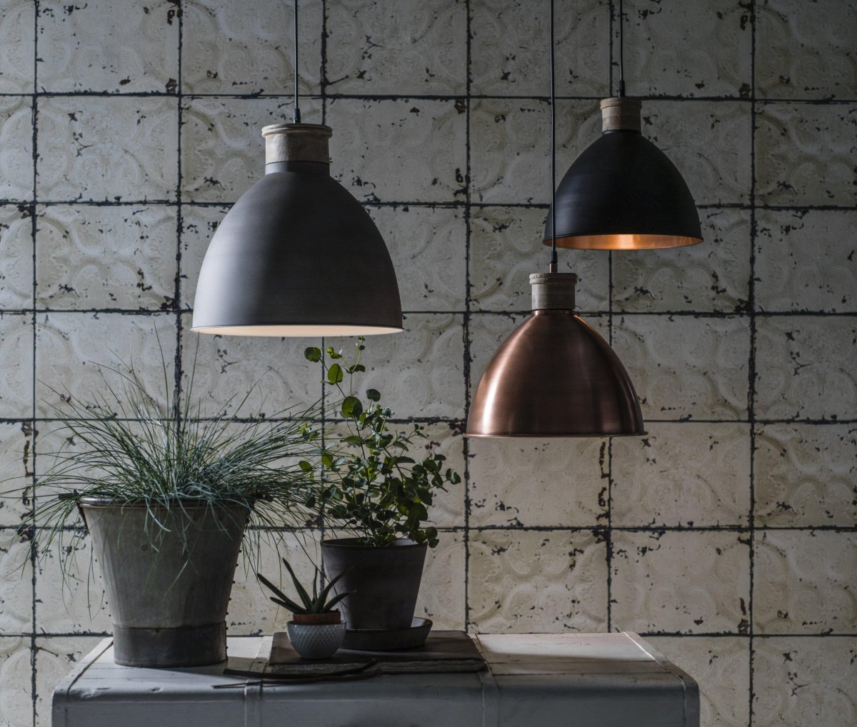 Roseville Ø42 Sort loftslampe Fra PR Home - Lampen er lavet af metal med dekorative detaljer i en træfinish, der skaber en varm og afbalanceret følelse.