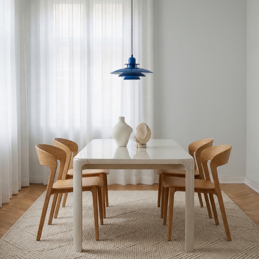 Primus I Ø43 Blå loftslampe Fra Belid - Det ikoniske design stammer fra 1980'erne og er kendetegnet ved sine karakteristiske sk&aelig;rme, der giver et behageligt og bl&aelig;ndfrit lys.