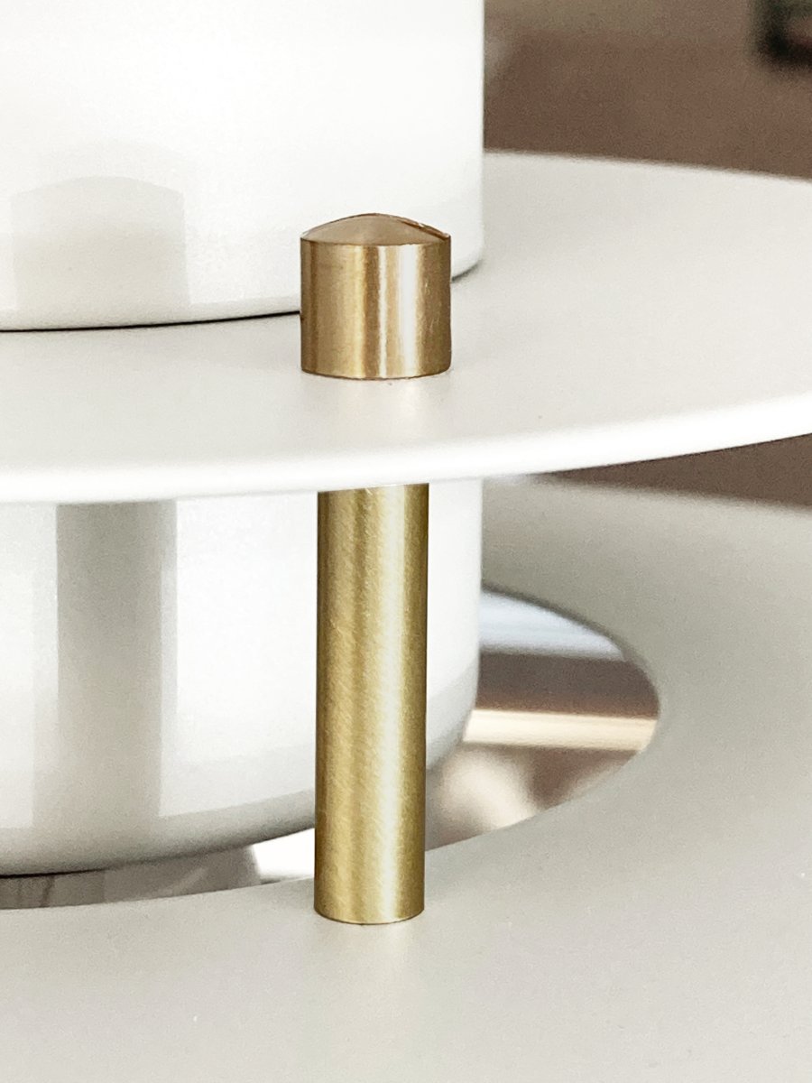 Primus II Ø43 Mat hvid/messing loftslampe Fra Belid - Primus er en populær pendel med et nutidigt design, der er blevet tilpasset trends gennem årene.