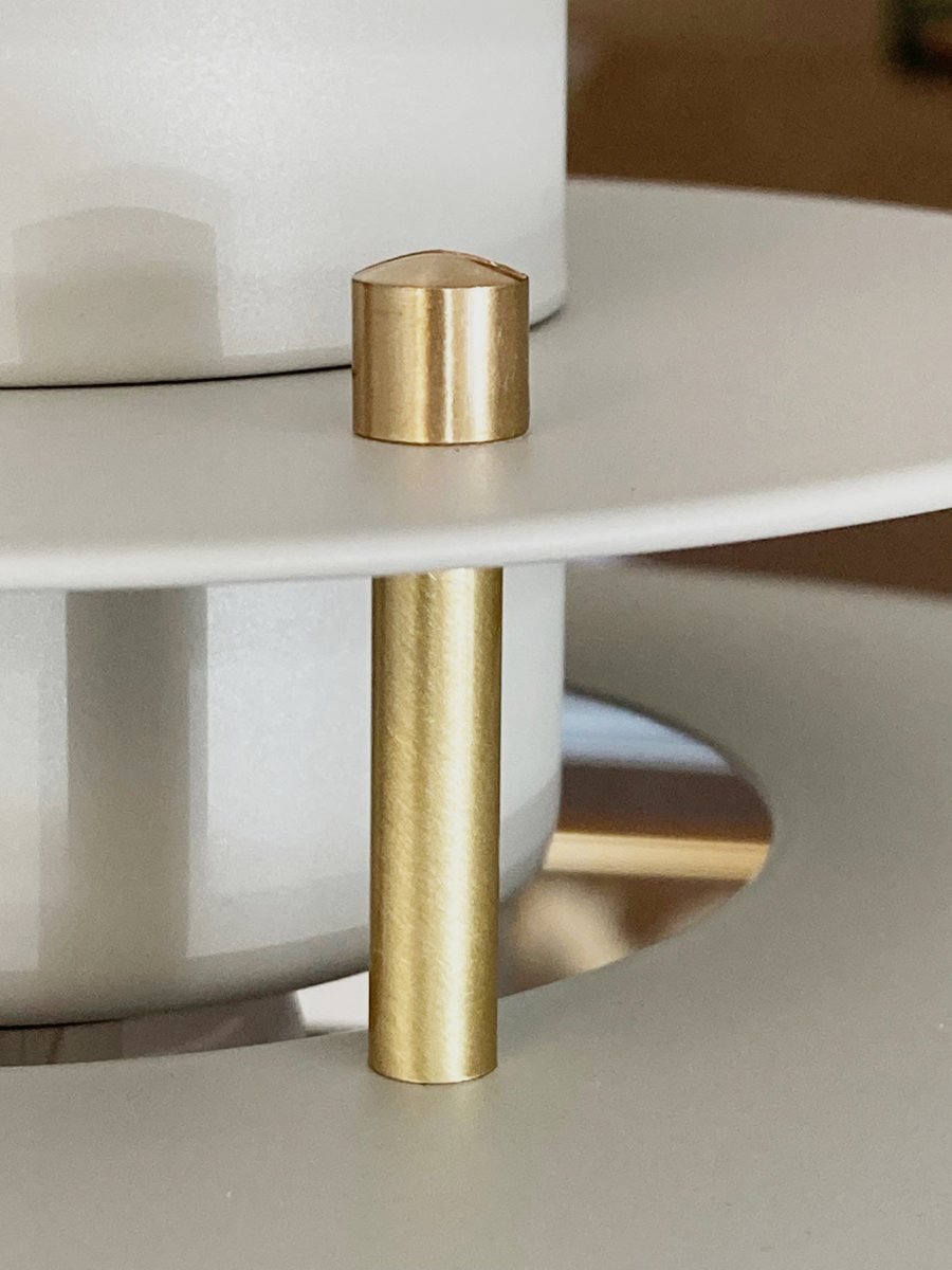 Primus II Ø43 Sand/messing loftslampe Fra Belid - Primus er en popul&aelig;r k&oslash;kkenpendel med et tidl&oslash;st design, der er blevet tilpasset trends gennem &aring;rene.