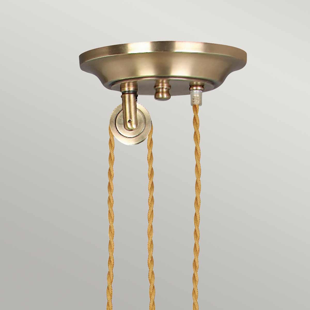 Provence Ø37 Antik messing loftslampe Fra Elstead Lighting - Det praktiske og stilrene design giver fleksibilitet i monteringen og passer perfekt i både moderne og klassiske miljøer.