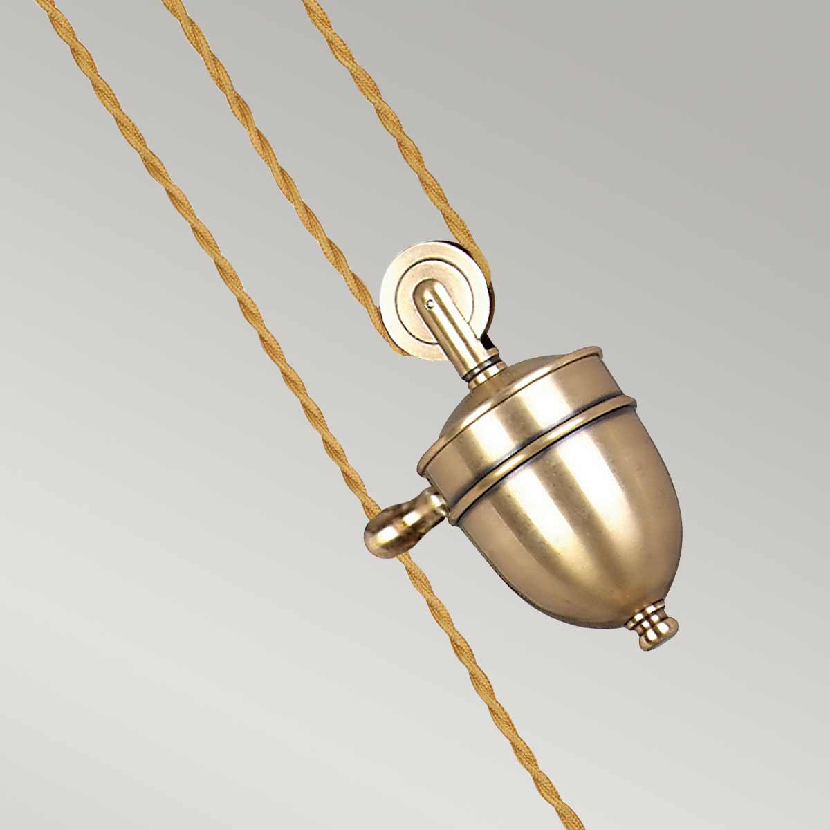 Provence Ø37 Antik messing loftslampe Fra Elstead Lighting - Det praktiske og stilrene design giver fleksibilitet i monteringen og passer perfekt i både moderne og klassiske miljøer.