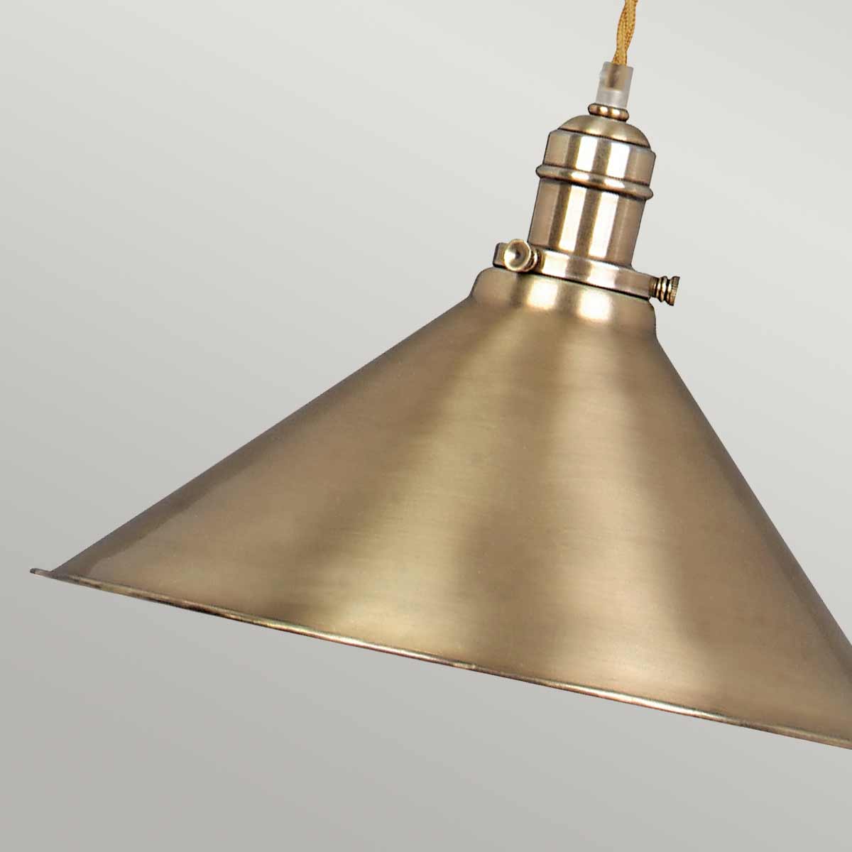 Provence Ø37 Antik messing loftslampe Fra Elstead Lighting - Det praktiske og stilrene design giver fleksibilitet i monteringen og passer perfekt i både moderne og klassiske miljøer.