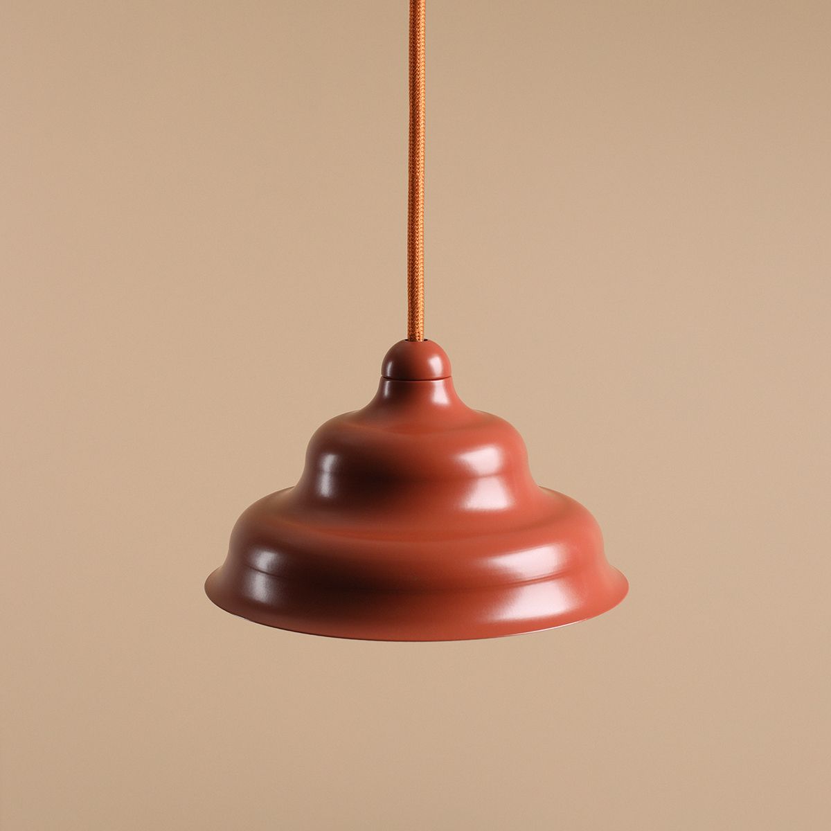 Wave Ø17 Orange loftslampe Fra Artera - Den robuste sk&aelig;rm af metal i en r&oslash;dbrun farve giver en flot spredning af lyset nedad, hvilket g&oslash;r den perfekt til at h&aelig;nge over spisebordet eller k&oslash;kkenet.
