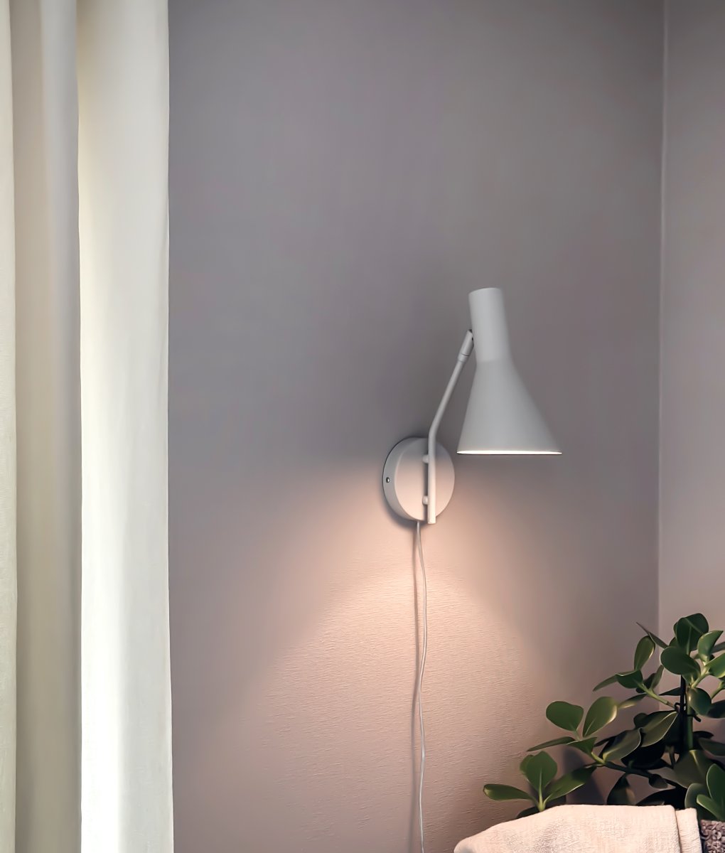 Ceres Beige læselampe Fra Aneta Lighting - CERES væglampe har et stilrent og moderne design med lige og rene former, der passer perfekt ind i det skandinaviske hjem.