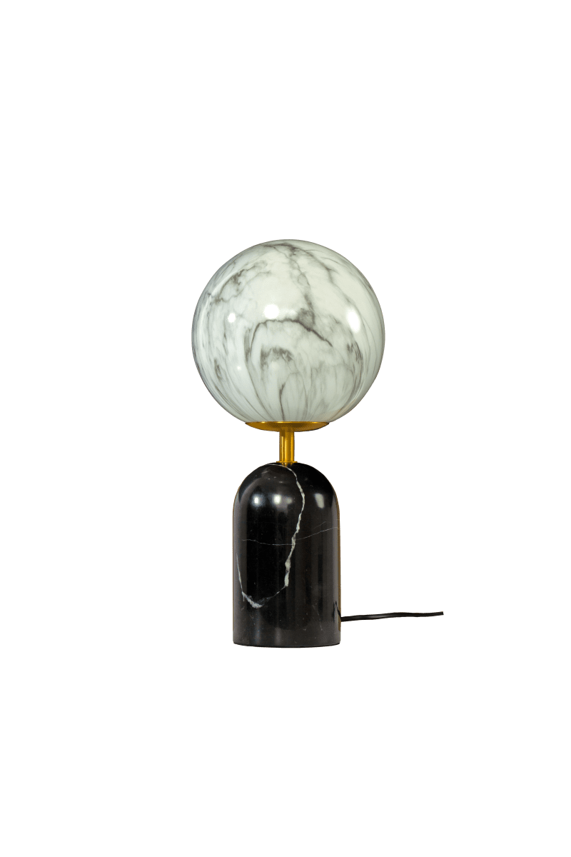 Pierre 30cm Sort og hvid bordlampe Fra Aneta Lighting - Den massive sorte stenfod giver lampen et karakterfuldt udtryk og suppleres af stilfulde metaldetaljer i en mat messingfinish.