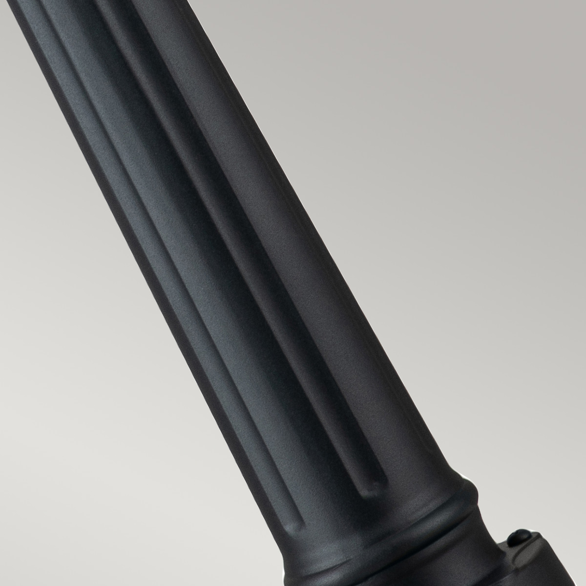 Alford Place 110cm Sort pullerter Fra Elstead Lighting - Alford Place &auml;r en stilren och klassisk pollare som ger din entr&eacute; eller tr&auml;dg&aring;rd en elegant touch.