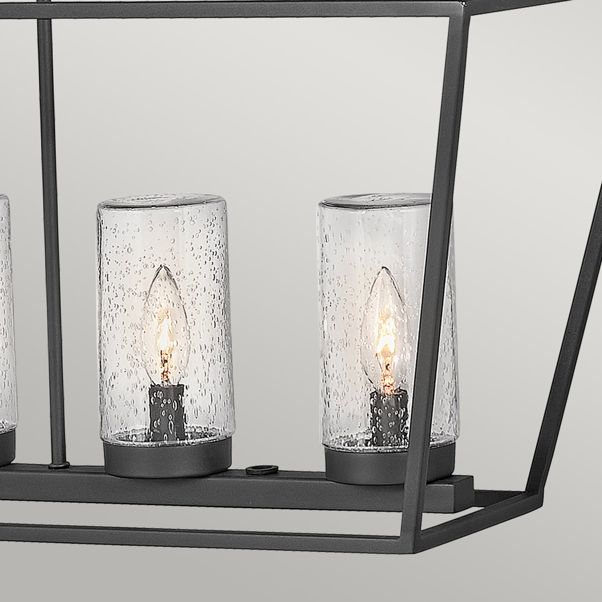 Alford Place 102cm Sort Fra Elstead Lighting - Alford Place &auml;r en stilfull och tidl&ouml;s takpendel som ger din uteplats, veranda eller entr&eacute; ett elegant uttryck.