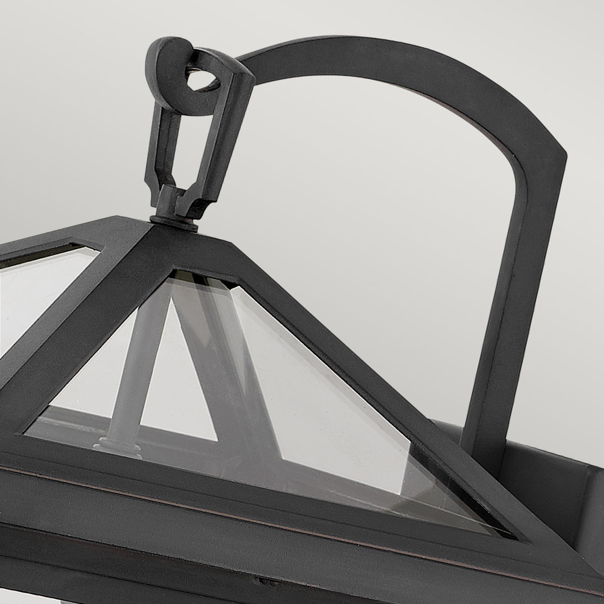 Alford Place 46cm Sort udendørslampe Fra Elstead Lighting - Den svarta ramen i aluminium och de klara glaspartierna skapar en lyxig och stilfull look som lyfter din entr&eacute;, uteplats eller fasad.