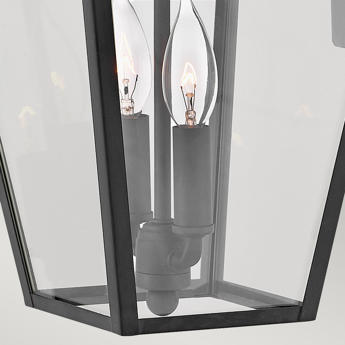 Alford Place 46cm Sort udendørslampe Fra Elstead Lighting - Den svarta ramen i aluminium och de klara glaspartierna skapar en lyxig och stilfull look som lyfter din entr&eacute;, uteplats eller fasad.