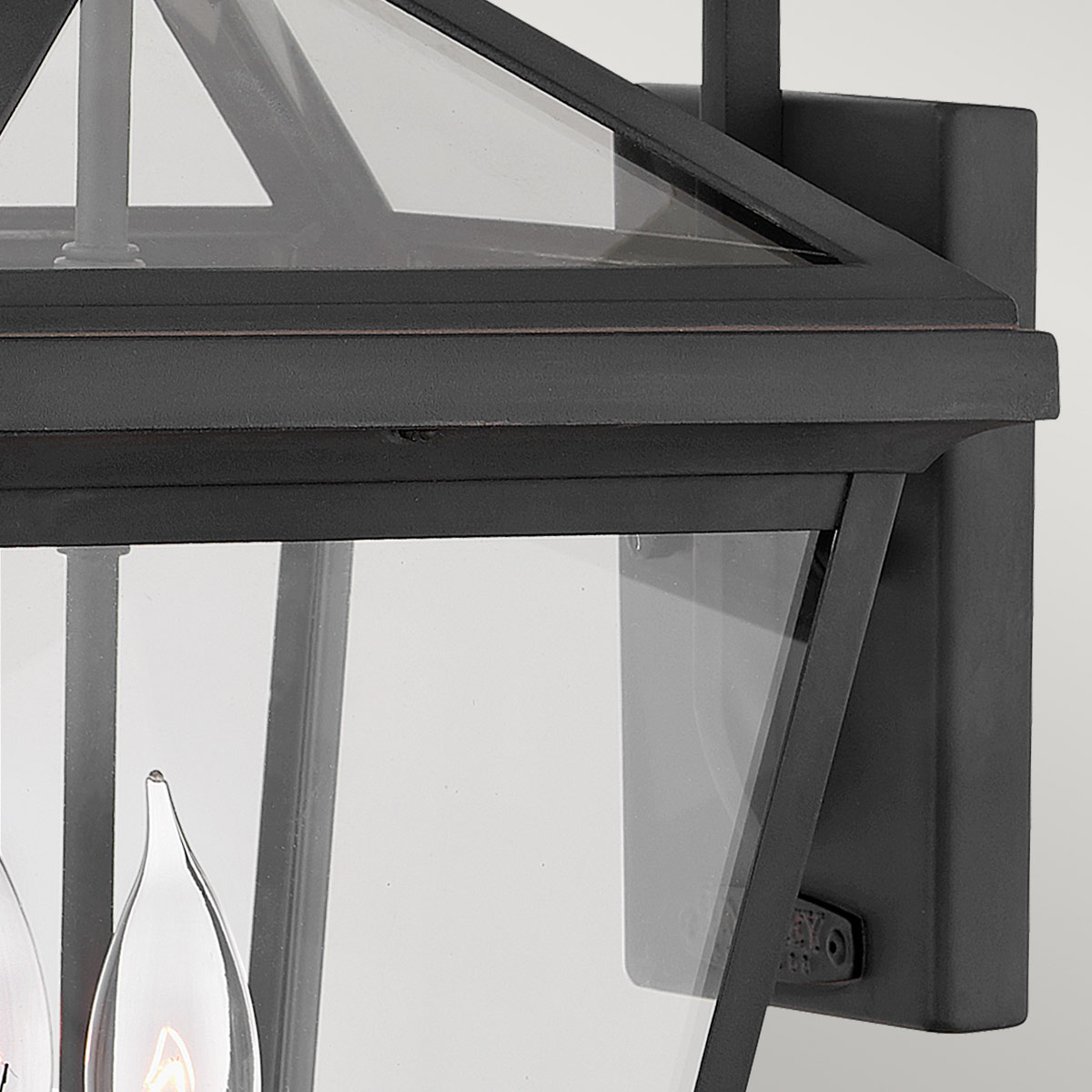 Alford Place 46cm Sort udendørslampe Fra Elstead Lighting - Den svarta ramen i aluminium och de klara glaspartierna skapar en lyxig och stilfull look som lyfter din entr&eacute;, uteplats eller fasad.