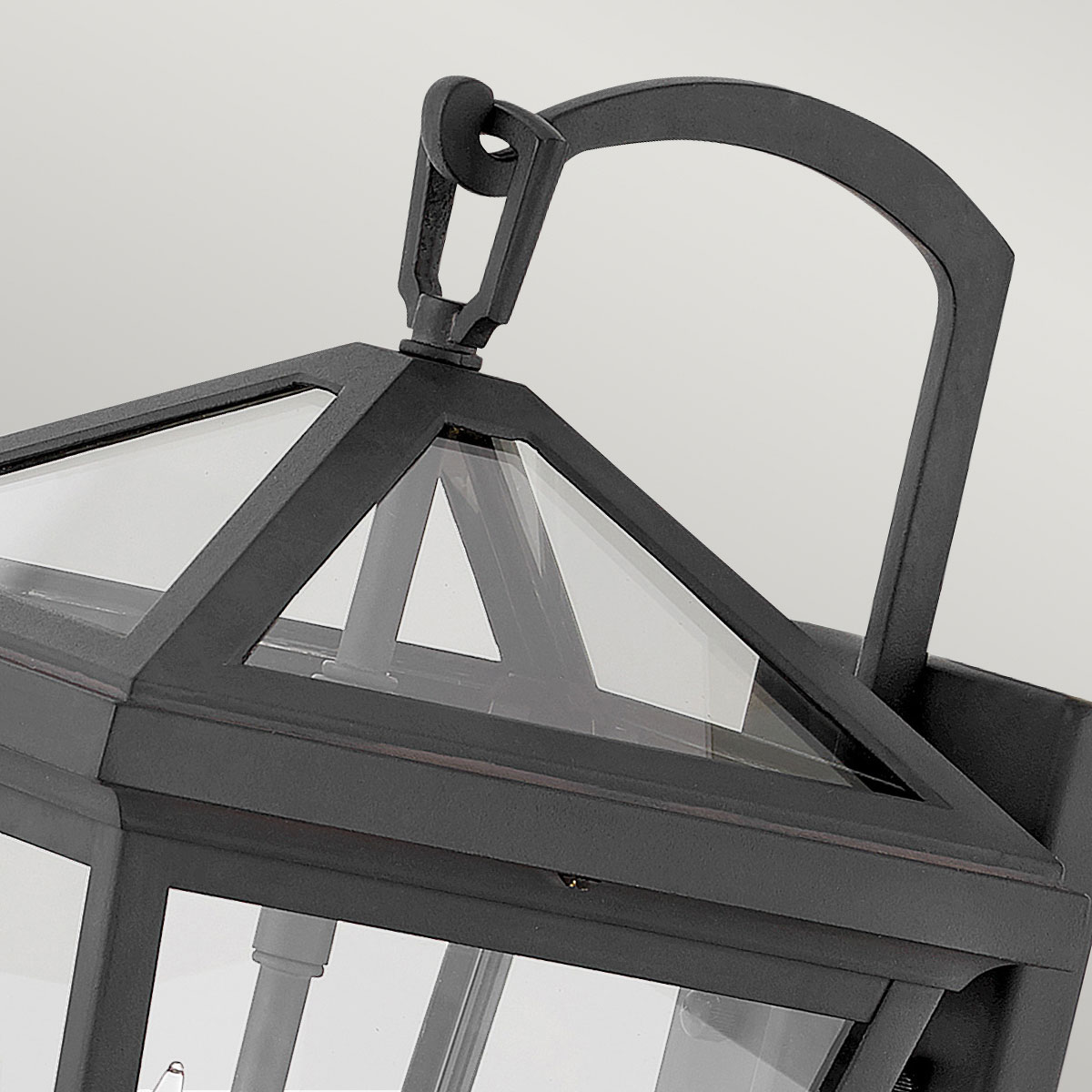 Alford Place 37cm Sort udendørslampe Fra Elstead Lighting - Den svarta ramen i aluminium och de klara glaspartierna skapar en lyxig och stilfull look som lyfter din entr&eacute;, uteplats eller fasad.