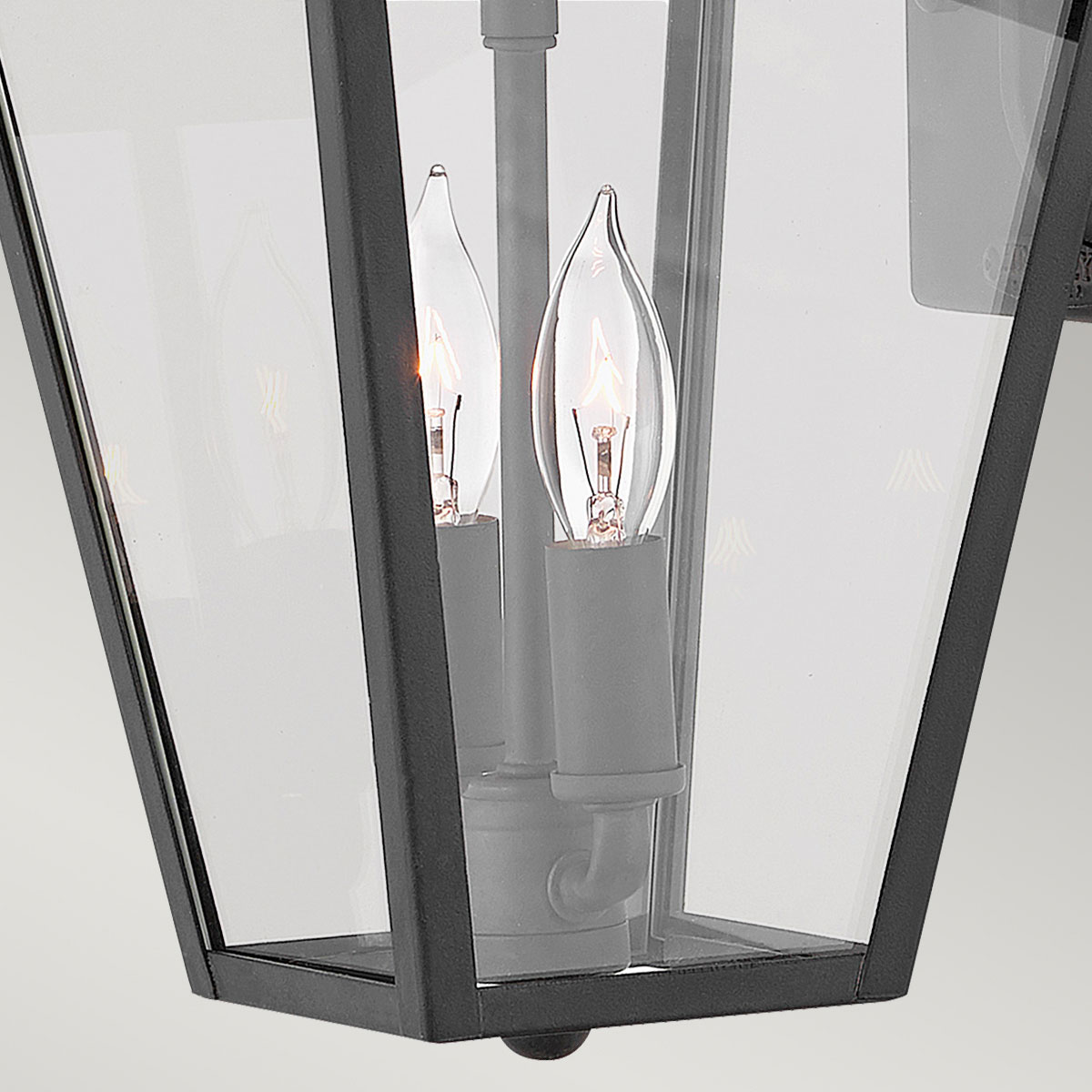 Alford Place 37cm Sort udendørslampe Fra Elstead Lighting - Den svarta ramen i aluminium och de klara glaspartierna skapar en lyxig och stilfull look som lyfter din entr&eacute;, uteplats eller fasad.