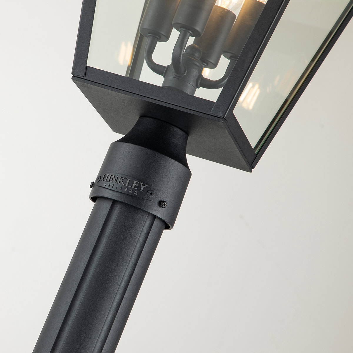 Alford Place 250cm Sort lygtepæl Fra Elstead Lighting - Alford Place &auml;r en stilren och klassisk lyktstolpe&nbsp;som ger din entr&eacute; eller tr&auml;dg&aring;rd en elegant touch.