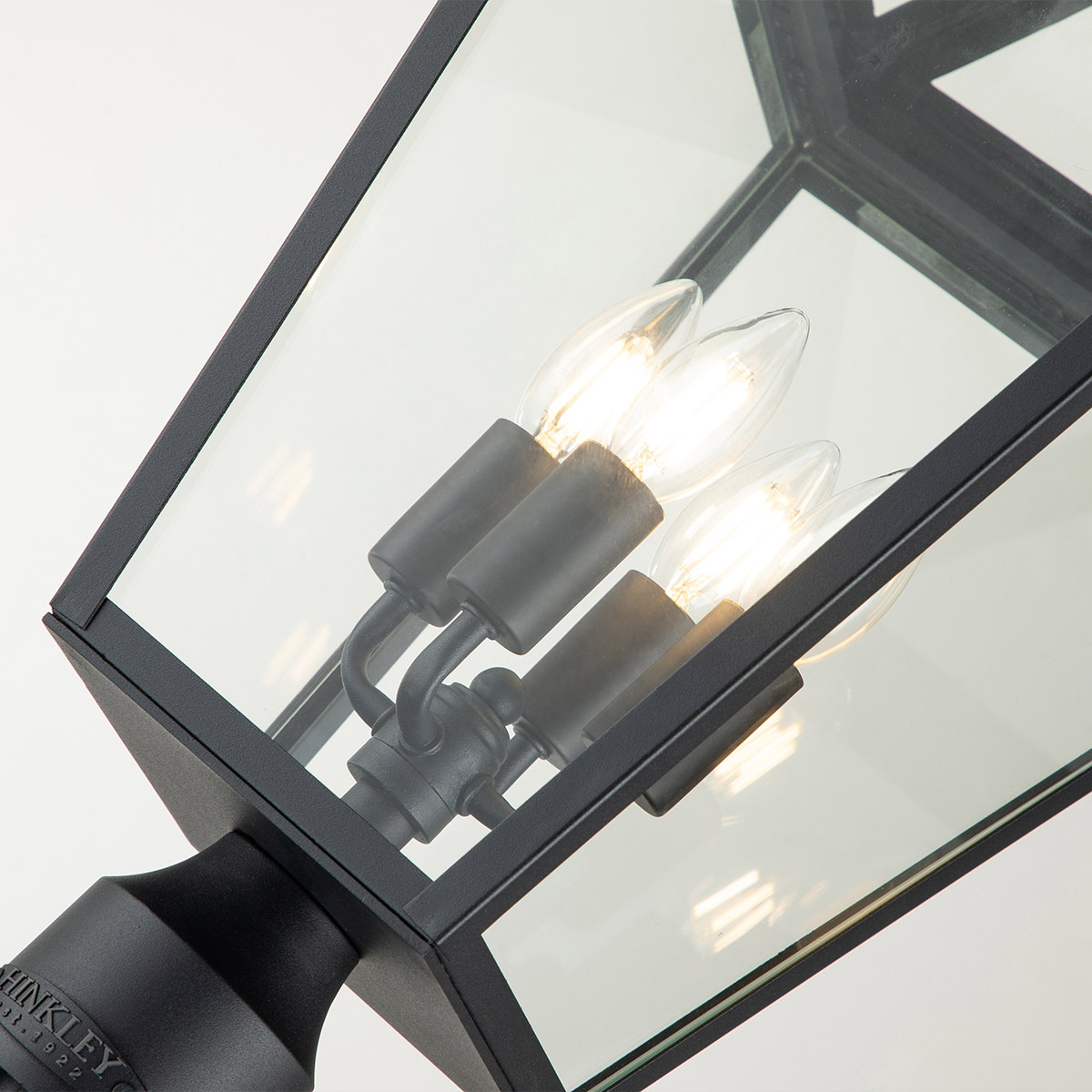 Alford Place 250cm Sort lygtepæl Fra Elstead Lighting - Alford Place &auml;r en stilren och klassisk lyktstolpe&nbsp;som ger din entr&eacute; eller tr&auml;dg&aring;rd en elegant touch.