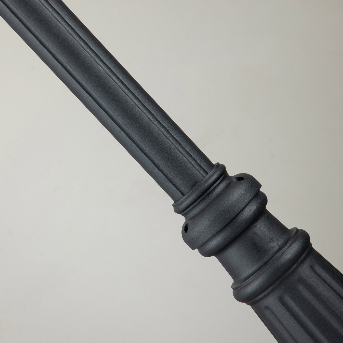 Alford Place 250cm Sort lygtepæl Fra Elstead Lighting - Alford Place &auml;r en stilren och klassisk lyktstolpe&nbsp;som ger din entr&eacute; eller tr&auml;dg&aring;rd en elegant touch.