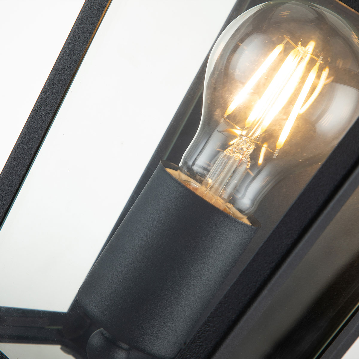 Alford Place 30cm Sort udendørslampe Fra Elstead Lighting - Den svarta ramen i aluminium och de klara glaspartierna skapar en lyxig och stilfull look som lyfter din entr&eacute;, uteplats eller fasad.