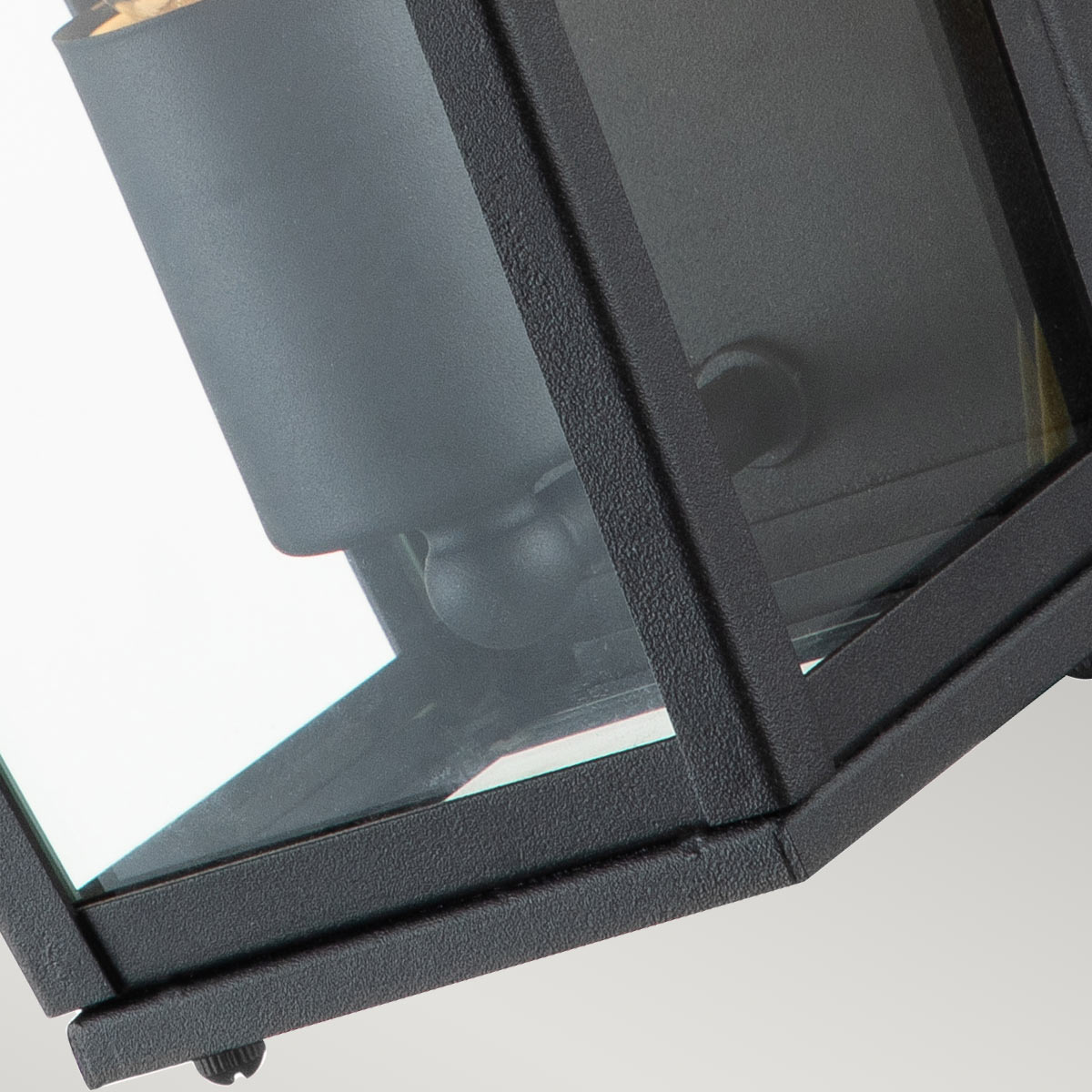 Alford Place 30cm Sort udendørslampe Fra Elstead Lighting - Den svarta ramen i aluminium och de klara glaspartierna skapar en lyxig och stilfull look som lyfter din entr&eacute;, uteplats eller fasad.