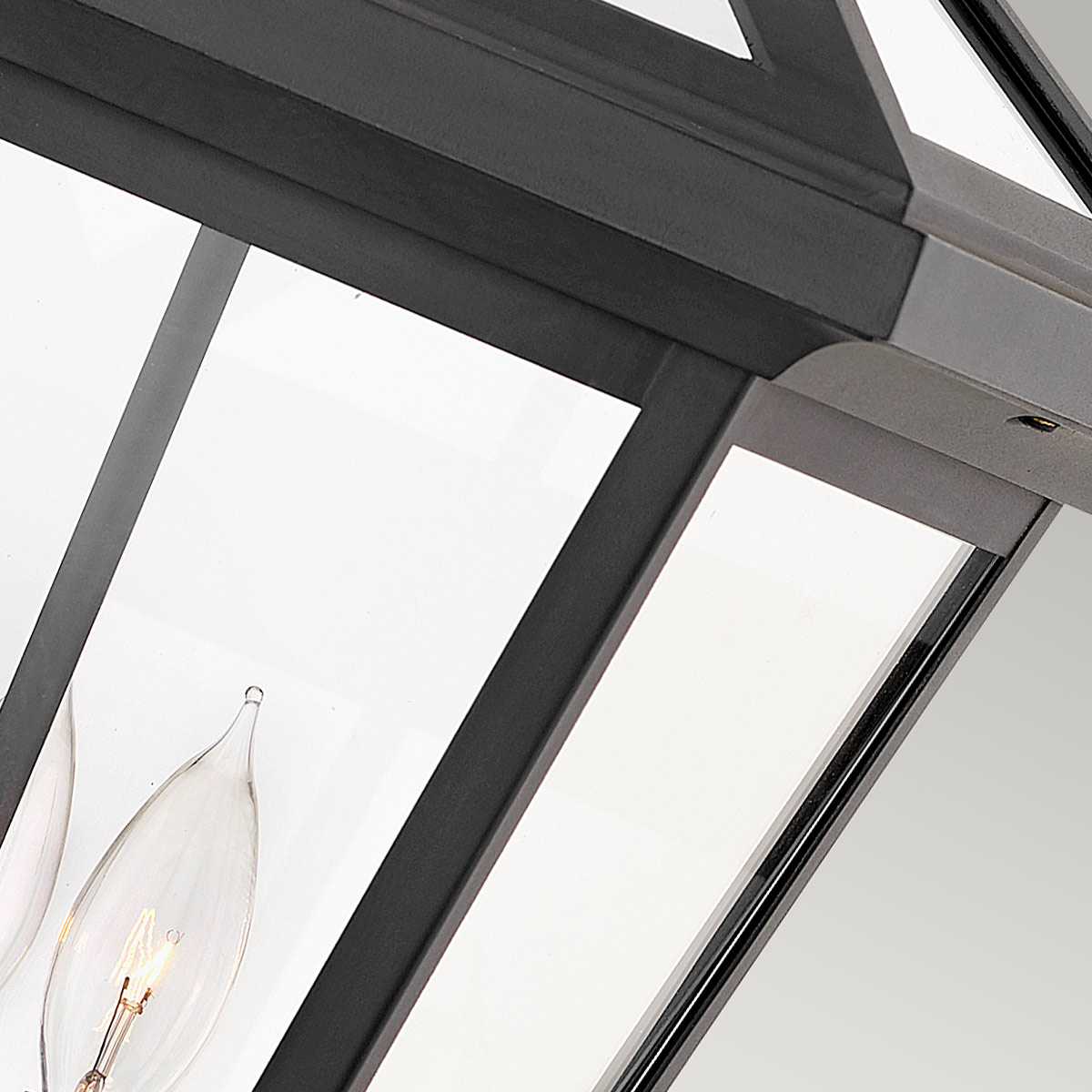Alford Place L Sort Fra Elstead Lighting - Den robusta&nbsp;ramen i svart aluminium och de klara glaspartierna skapar ett sofistikerat uttryck samtidigt som ljuset sprids j&auml;mnt och vackert.