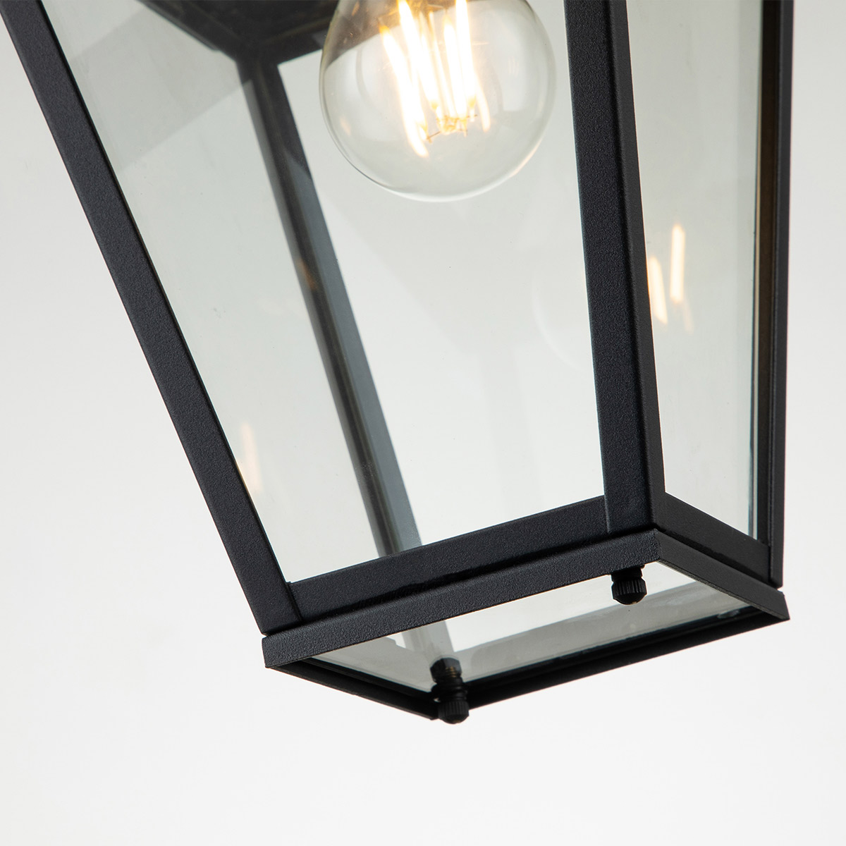 Alford Place S Sort Fra Elstead Lighting - Den robusta&nbsp;ramen i svart aluminium och de klara glaspartierna skapar ett sofistikerat uttryck samtidigt som ljuset sprids j&auml;mnt och vackert.