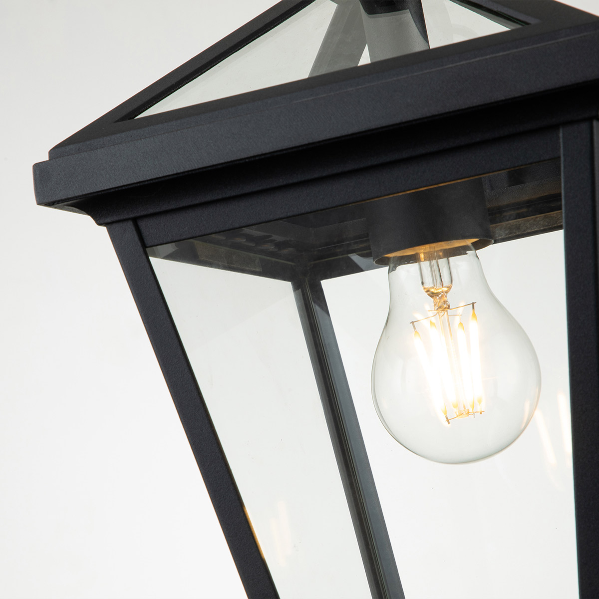 Alford Place S Sort Fra Elstead Lighting - Den robusta&nbsp;ramen i svart aluminium och de klara glaspartierna skapar ett sofistikerat uttryck samtidigt som ljuset sprids j&auml;mnt och vackert.