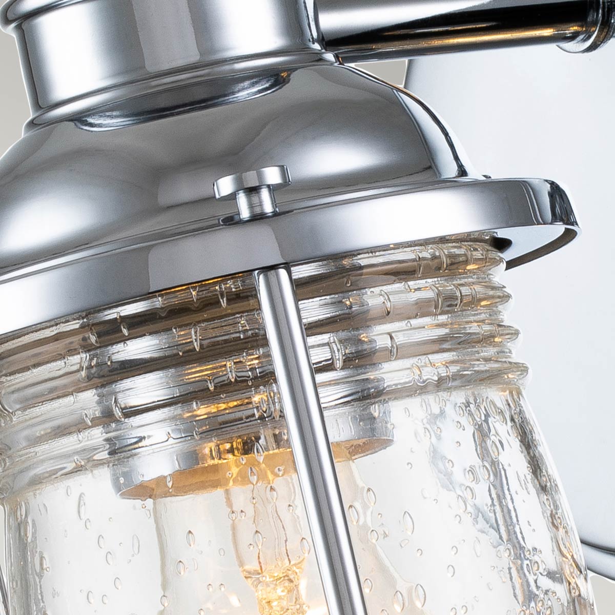 Ashland Bay 20cm Chrom badeværelseslampe Fra Elstead Lighting - Den er lavet af stål og glas og tilbyder en luksuriøs poleret kromfinish og smukt tekstureret glas, der spreder lyset.