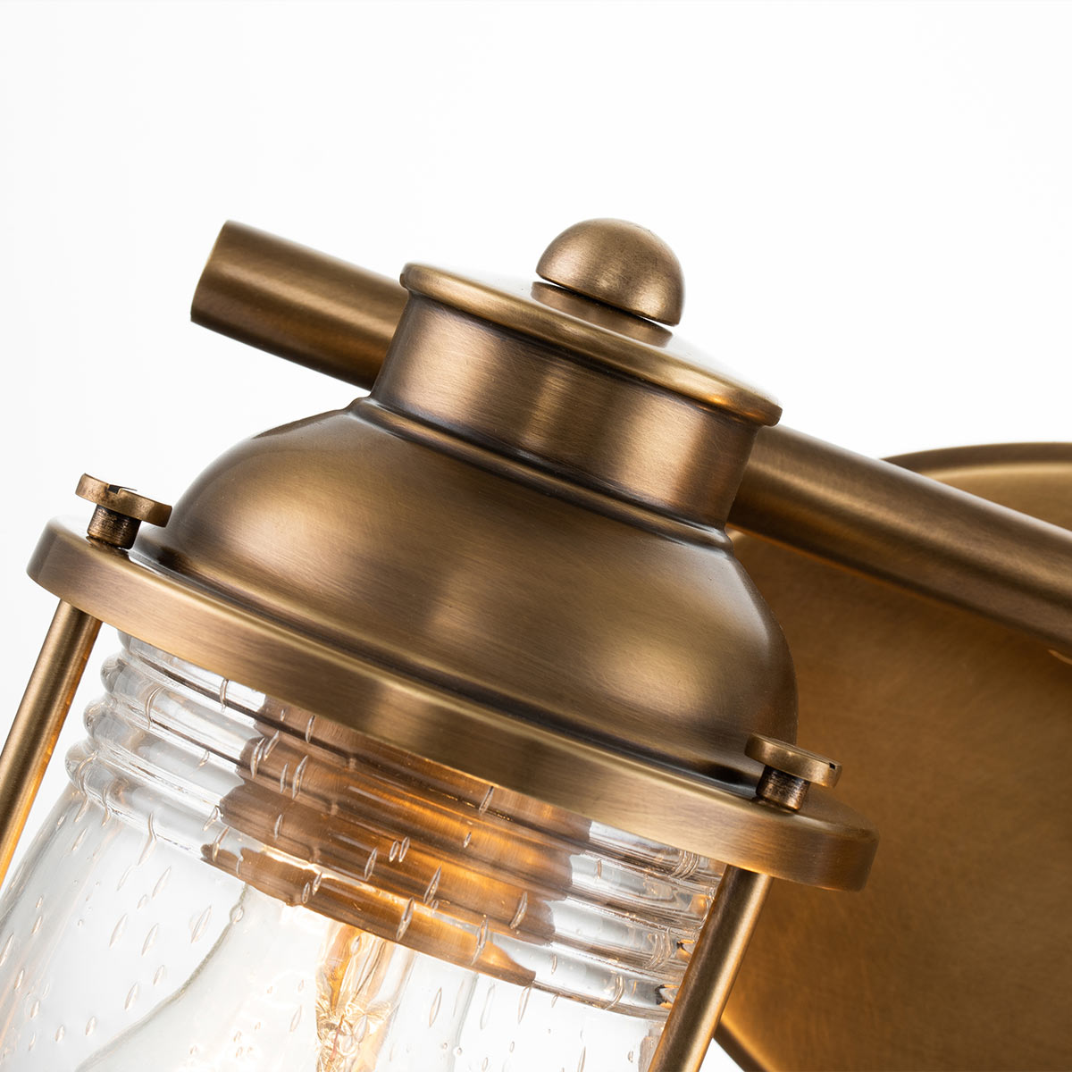 Ashland Bay 36cm Messing badeværelseslampe Fra Elstead Lighting - Den er lavet af stål og glas og byder på en luksuriøs messingfinish og to smukt strukturerede glas, der spreder lyset på en behagelig måde.