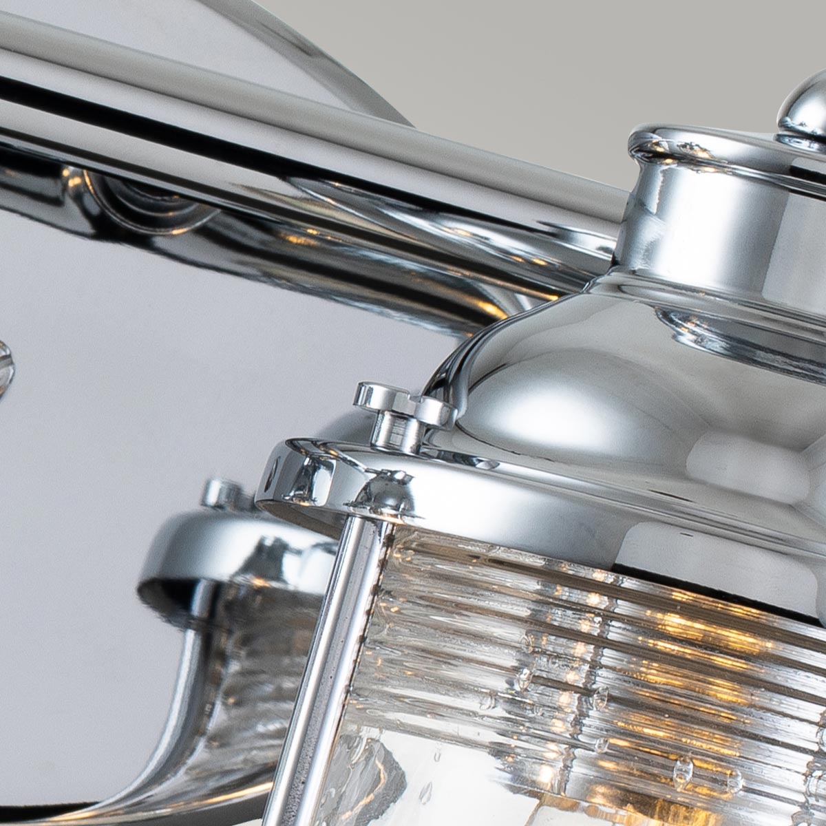 Ashland Bay 36cm Chrom badeværelseslampe Fra Elstead Lighting - Den er lavet af stål og glas og byder på en luksuriøs poleret kromfinish og to smukt strukturerede glas, der spreder lyset på en behagelig måde.