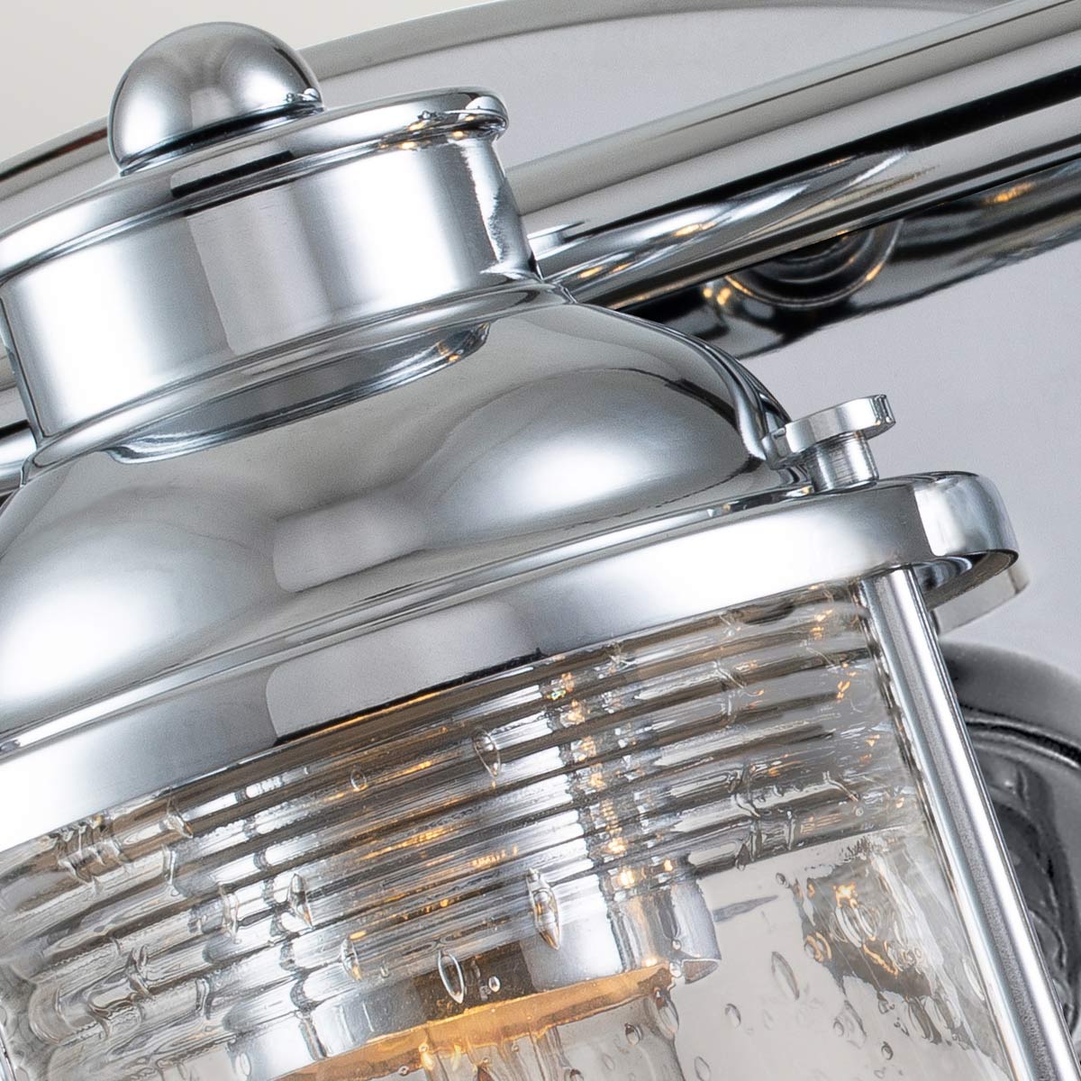 Ashland Bay 60cm Chrom badeværelseslampe Fra Elstead Lighting - Den er lavet af stål og glas og byder på en luksuriøs poleret kromfinish og tre smukt teksturerede glas, der spreder lyset.