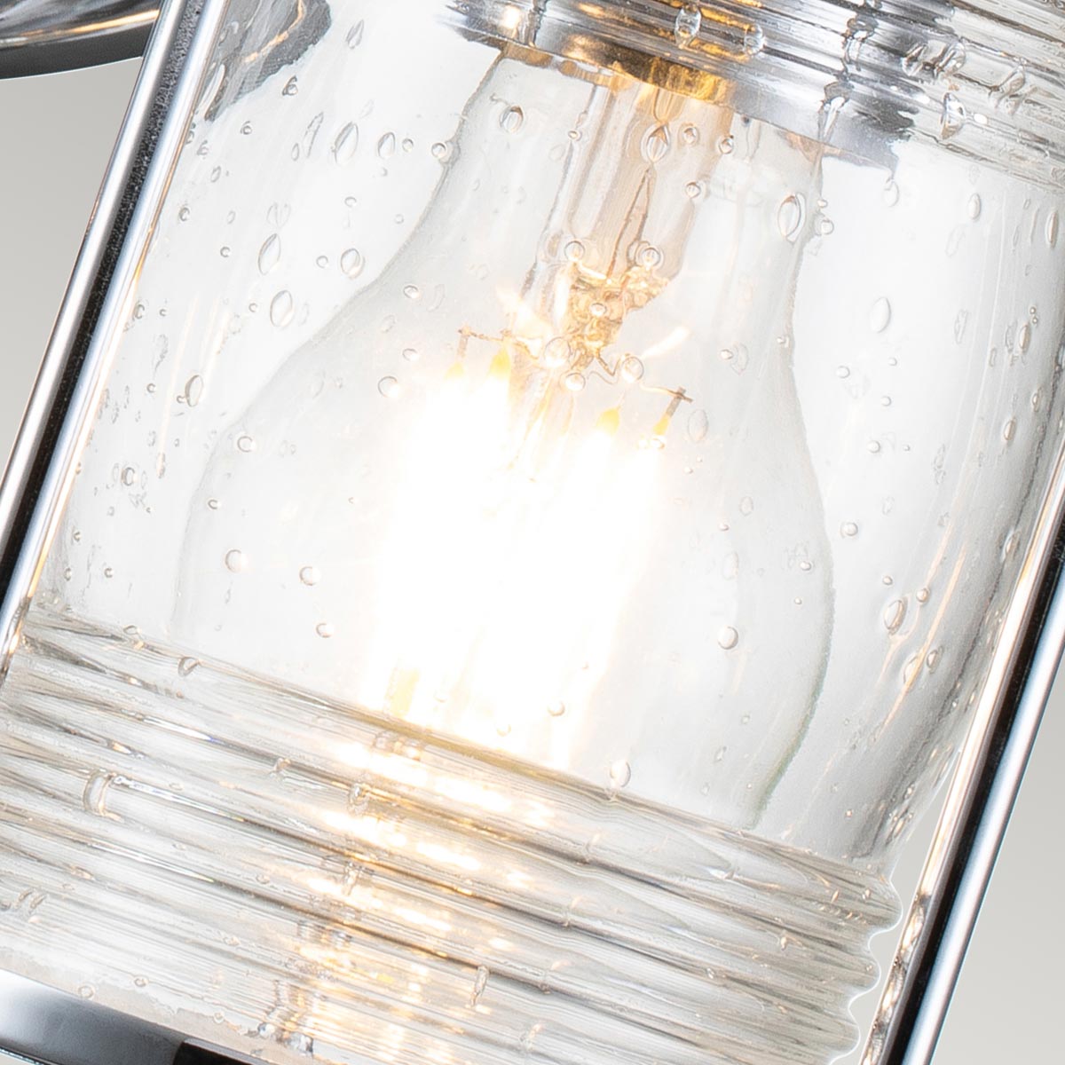 Ashland Bay 85cm Chrom badeværelseslampe Fra Elstead Lighting - Den er lavet af stål og glas og tilbyder en luksuriøs poleret kromfinish og fire smukt teksturerede glas, der spreder lyset.