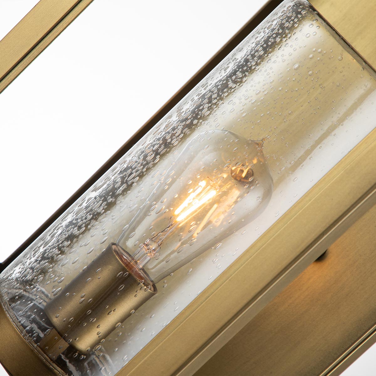 Atwater 52cm Messing udendørslampe Fra Elstead Lighting - Med IP44-klassning &auml;r Atwater skyddad mot fukt och v&auml;derp&aring;verkan, vilket g&ouml;r den till en elegant och l&aring;ngvarig l&ouml;sning f&ouml;r entr&eacute;er, uteplatser och tr&auml;dg&aring;rdsmilj&ouml;er.