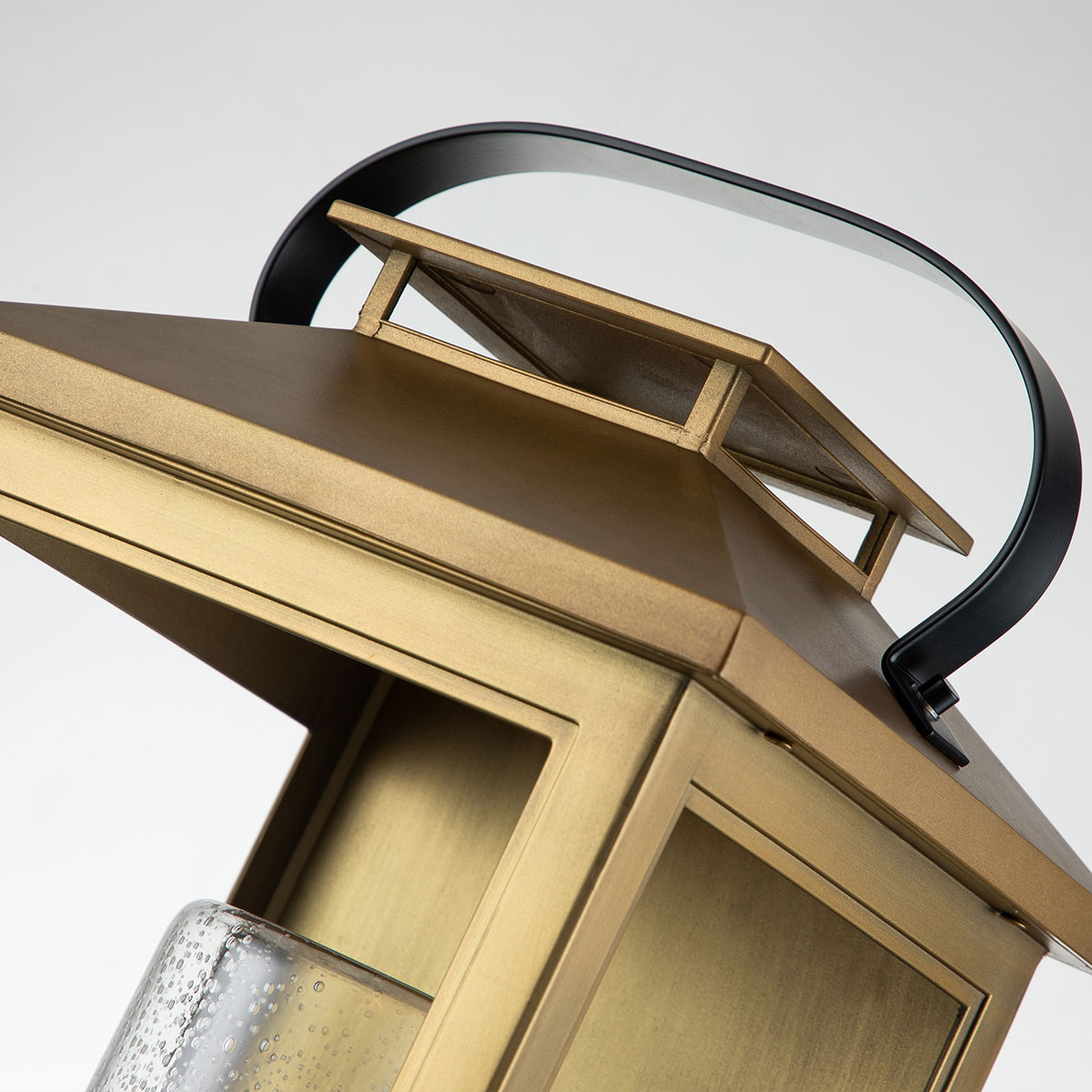 Atwater 52cm Messing udendørslampe Fra Elstead Lighting - Med IP44-klassning &auml;r Atwater skyddad mot fukt och v&auml;derp&aring;verkan, vilket g&ouml;r den till en elegant och l&aring;ngvarig l&ouml;sning f&ouml;r entr&eacute;er, uteplatser och tr&auml;dg&aring;rdsmilj&ouml;er.
