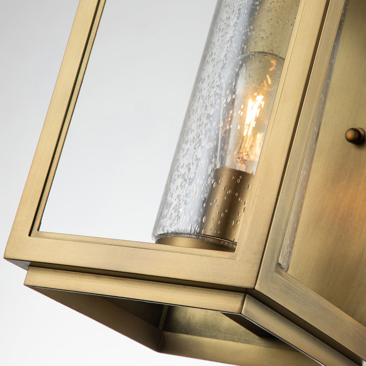 Atwater 52cm Messing udendørslampe Fra Elstead Lighting - Med IP44-klassning &auml;r Atwater skyddad mot fukt och v&auml;derp&aring;verkan, vilket g&ouml;r den till en elegant och l&aring;ngvarig l&ouml;sning f&ouml;r entr&eacute;er, uteplatser och tr&auml;dg&aring;rdsmilj&ouml;er.