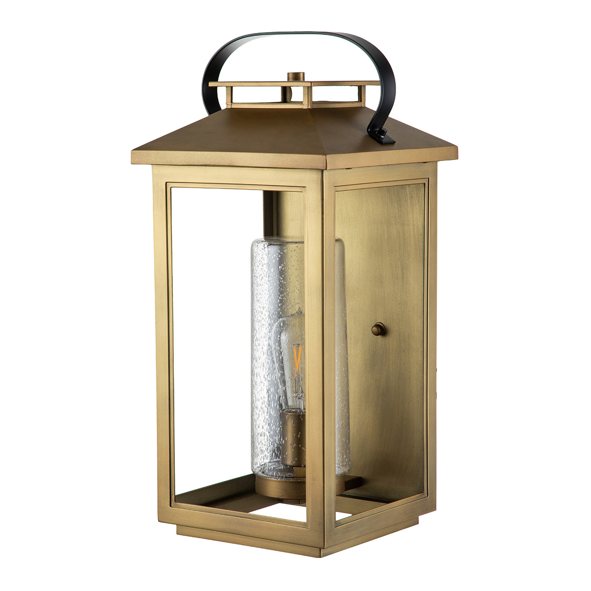 Atwater 52cm Messing udendørslampe Fra Elstead Lighting - Med IP44-klassning &auml;r Atwater skyddad mot fukt och v&auml;derp&aring;verkan, vilket g&ouml;r den till en elegant och l&aring;ngvarig l&ouml;sning f&ouml;r entr&eacute;er, uteplatser och tr&auml;dg&aring;rdsmilj&ouml;er.