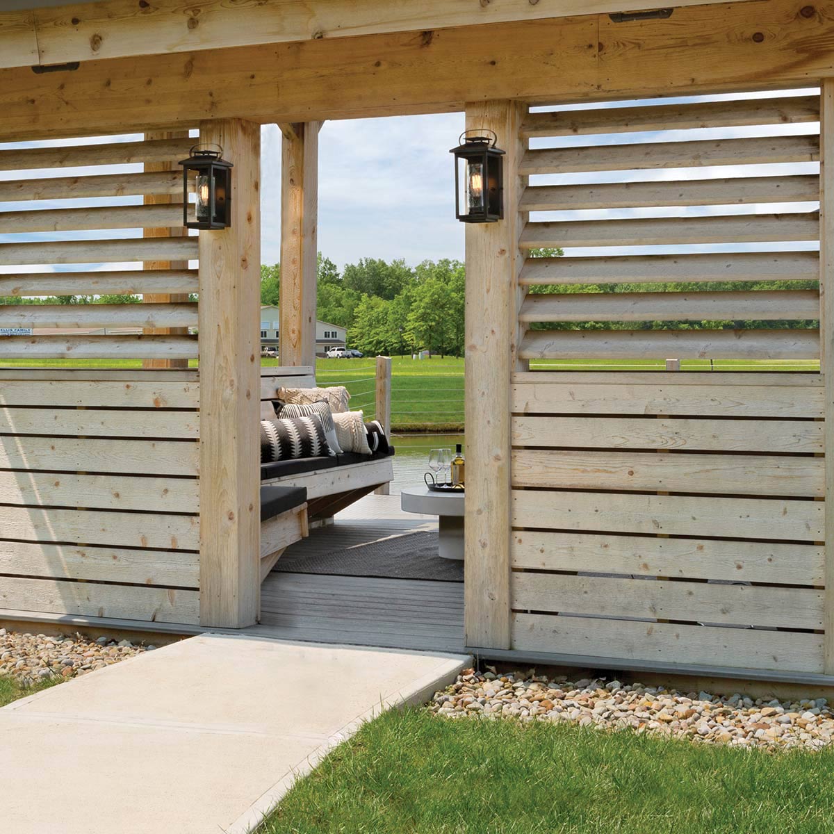 Atwater 35cm Sort udendørslampe Fra Elstead Lighting - Med IP44-klassning &auml;r Atwater skyddad mot fukt och v&auml;derp&aring;verkan, vilket g&ouml;r den till en elegant och l&aring;ngvarig l&ouml;sning f&ouml;r entr&eacute;er, uteplatser och tr&auml;dg&aring;rdsmilj&ouml;er.