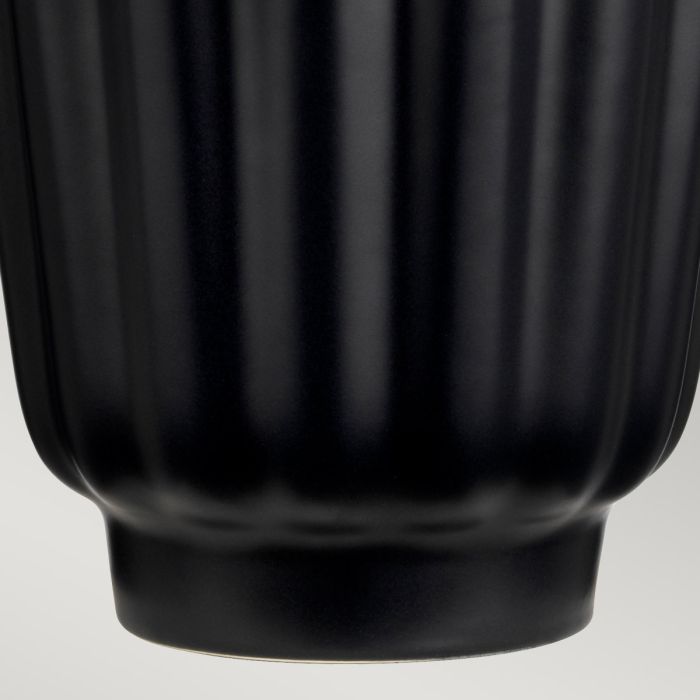 Bexley 56cm Sort bordlampe Fra Elstead Lighting - Den levereras med en avsmalnande lampsk&auml;rm i svart konstsilke med en m&auml;ssingf&auml;rgad insida, handgjord i Storbritannien.