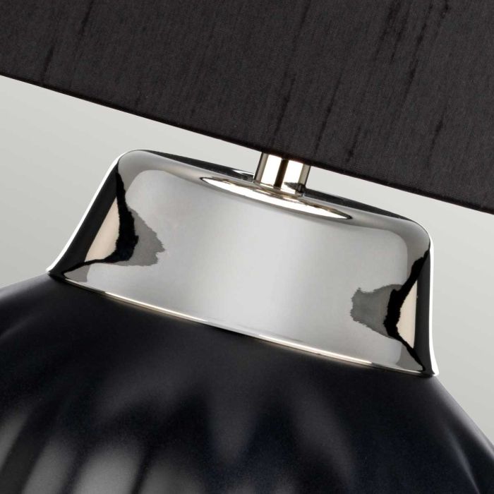 Bexley 56cm Sort bordlampe Fra Elstead Lighting - Den levereras med en avsmalnande lampsk&auml;rm i svart konstsilke med en silverlaminerad insida, handgjord i Storbritannien.