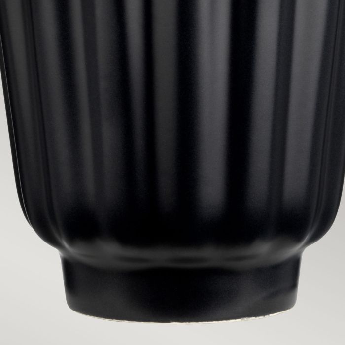 Bexley 56cm Sort bordlampe Fra Elstead Lighting - Den levereras med en avsmalnande lampsk&auml;rm i svart konstsilke med en silverlaminerad insida, handgjord i Storbritannien.